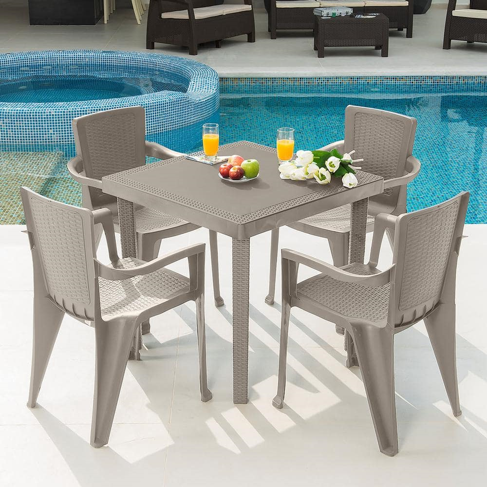 outdoor plastic furniture
