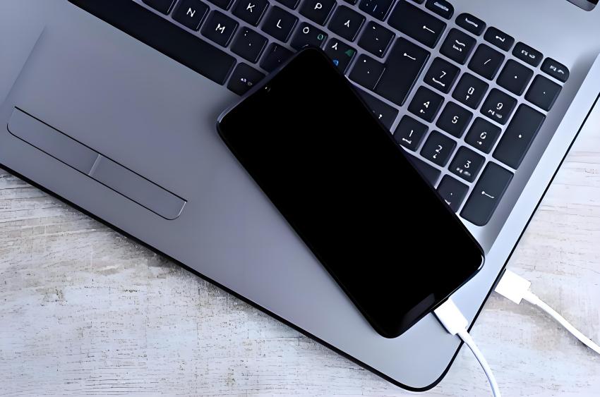 does charging your phone in laptop usb damage fraqmes