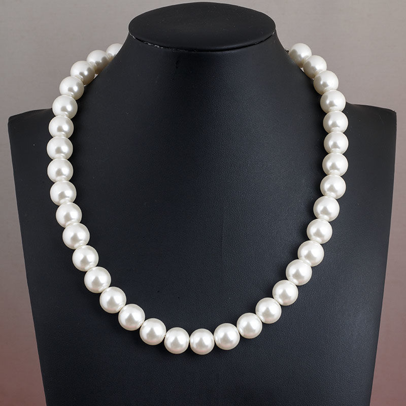 France luxury retail pearl necklace  purchase